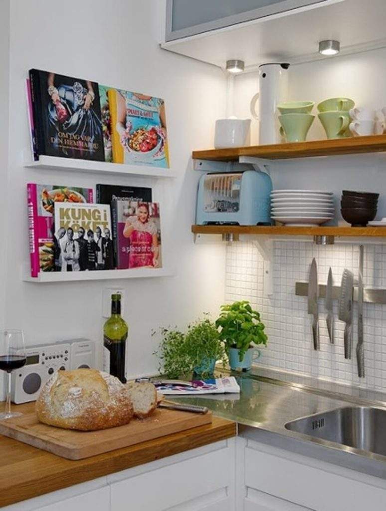 As prateleiras estreitas expõem livros de receitas, que mais parecem quadros enfeitando a cozinha! Foto: Reprodução/Pinterest.