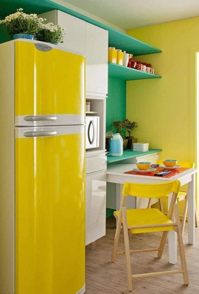 A geladeira entrou na onda da decoração com um adesivo amarelo. Foto: Reprodução/Pinterest.