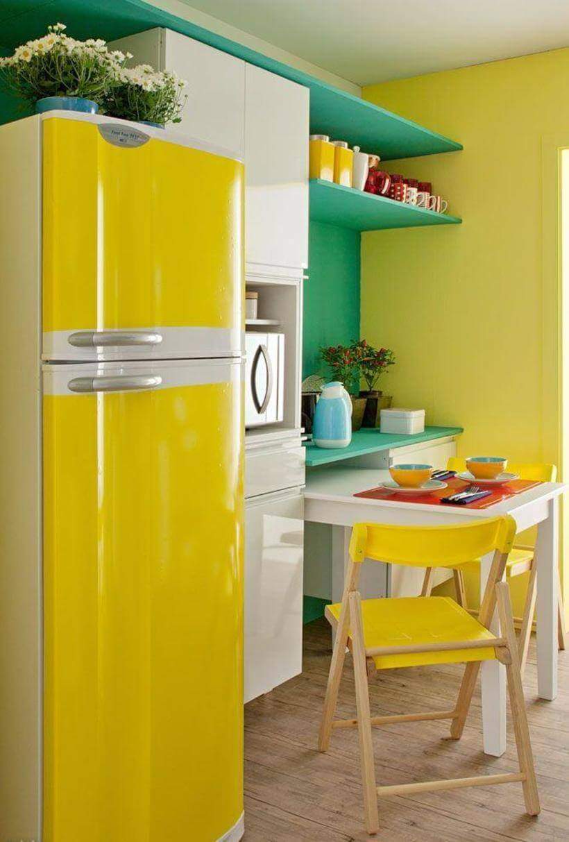 A geladeira da cozinha entrou na onda da decoração com um adesivo amarelo.