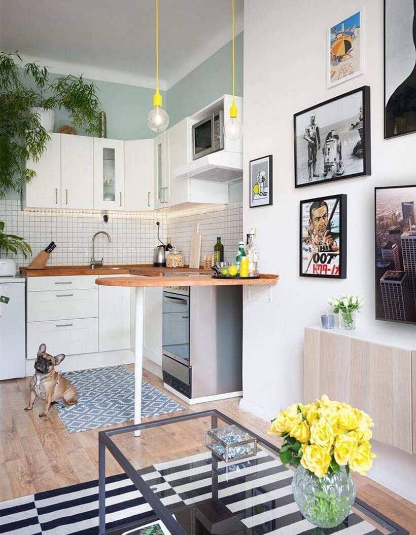 Em um ambiente integrado como este, a cozinha fica em total harmonia com a sala – a passadeira ali e o tapete acolá, ambos com estampas marcantes.