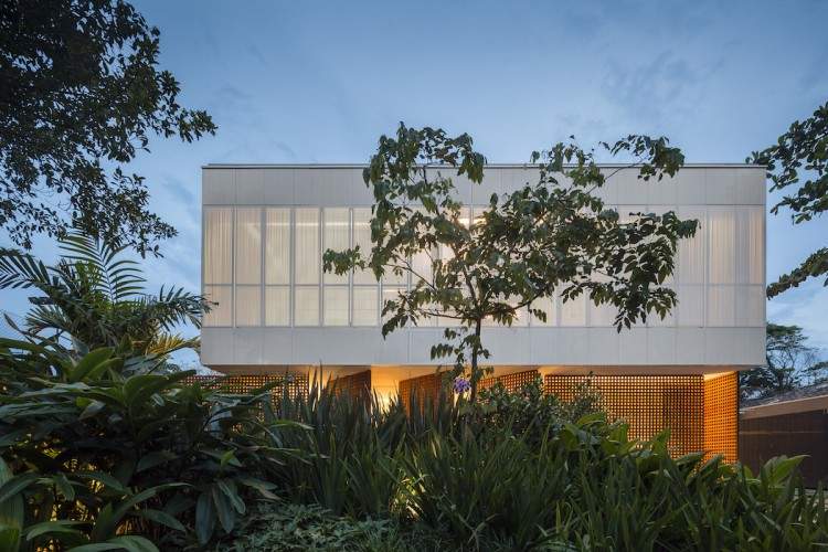 minimalist-concrete-casa-branca-in-the-tropics-15-750x500