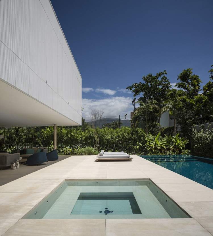 minimalist-concrete-casa-branca-in-the-tropics-2-750x828
