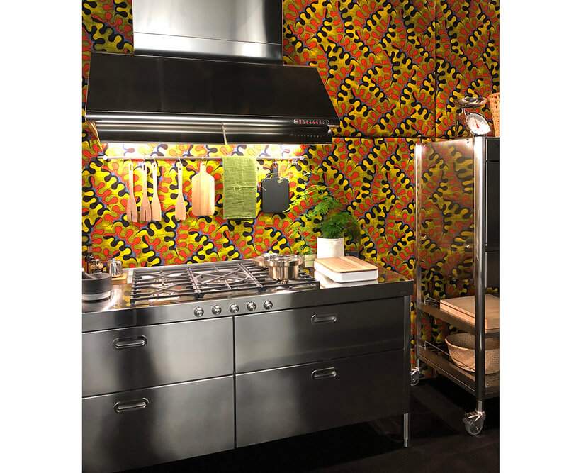 Nem a cozinha escapou da tendência de cores: o revestimento estampado ressalta a beleza do aço inox dos equipamentos. Foto: Viví Kolér / IMM Colônia.