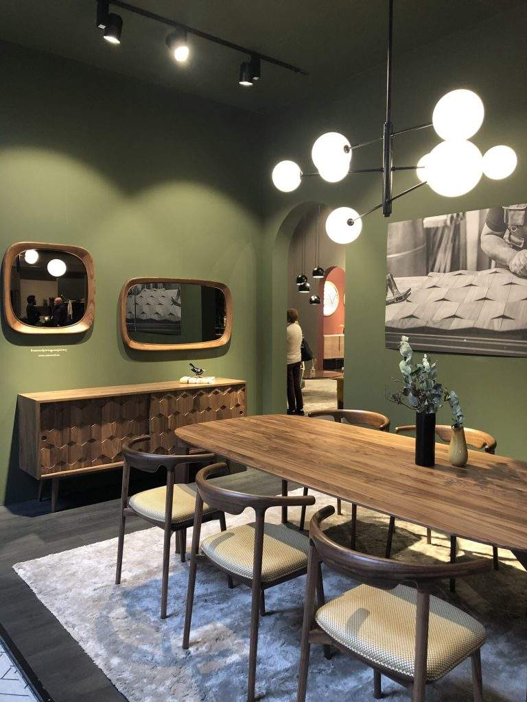 Inspire-se nesta decoração: Buffet Triniti Carvalho + Cadeira Tarsila + Quadro Op Art Branco. (Foto do ambiente: Viví Kolér / Maison & Objet 2019)
