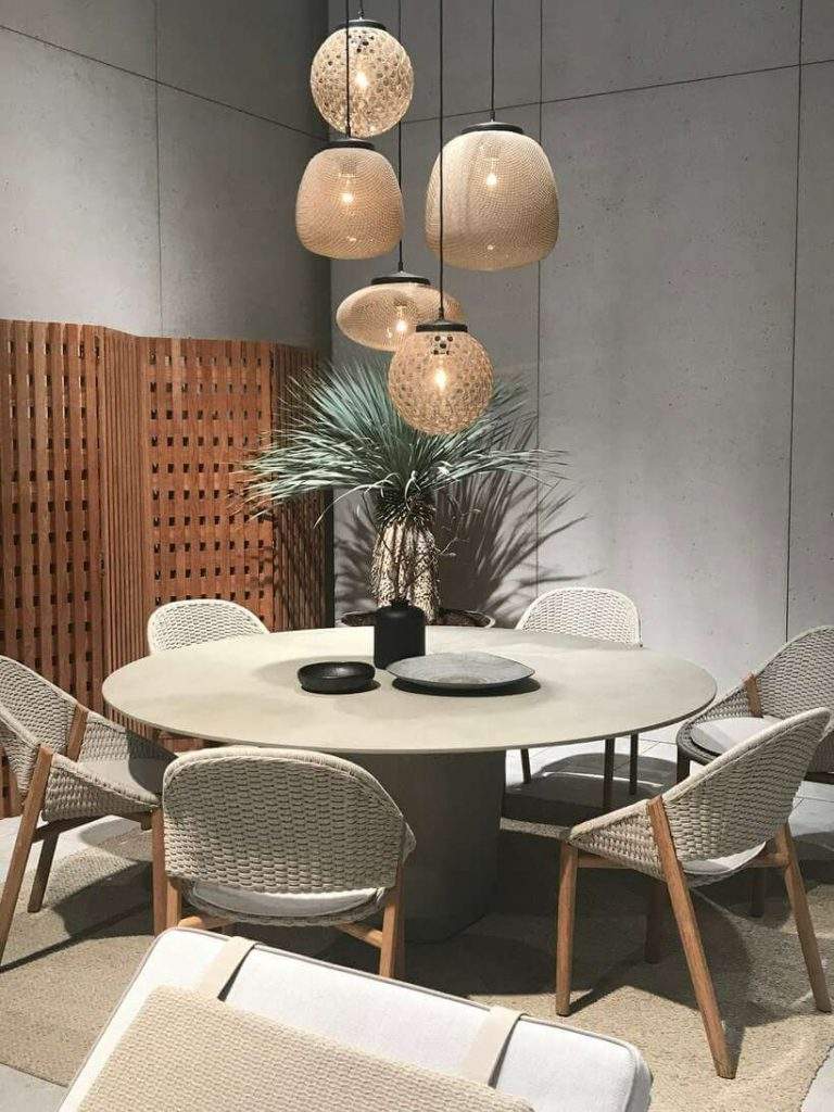 Combinação de luminárias pendentes feitas de fibras naturais em ambiente exposto no Isaloni 2019. Viví Kolér / Isaloni 2019.