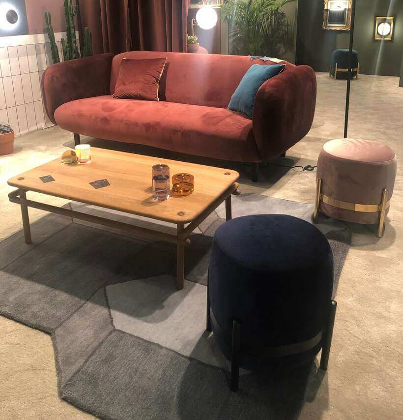 Revolução no living: tapete descentralizado, sob a mesa de centro e distante do sofá. Foto: Viví Kolér / Isaloni 2019 Milão.