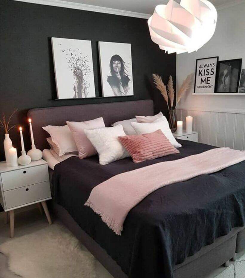 Romantismo na medida: rosa, cinza e telas em preto e branco, com velas no lugar de abajures – que ideia linda! Fotos: Reprodução Pinterest.