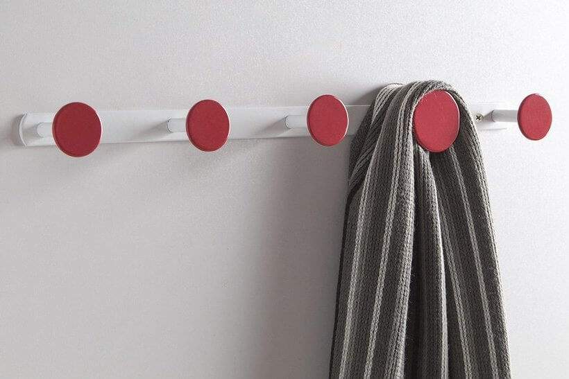 Fixar o Cabideiro Cantiga atrás da porta do escritório é outra forma de ajudar os hóspedes a pendurarem casacos, roupas e objetos durante o pernoite. Foto: Oppa.