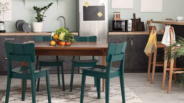 Cozinha com Mesa de Madeira e Cadeiras Uma verde.